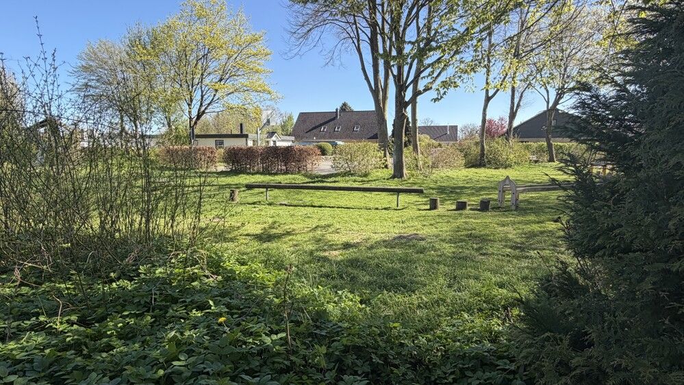 und direktem Durchgang zum öffentlichen Spielplatz