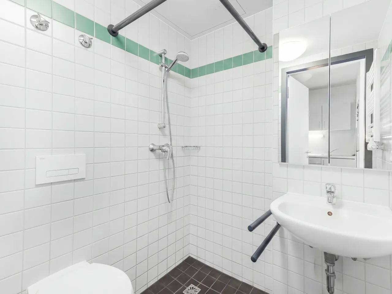 Badezimmer innenliegend mit Dusche, Waschbecken, WC
