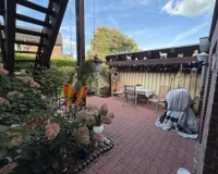 Außenbereich mit Zugang Garage 