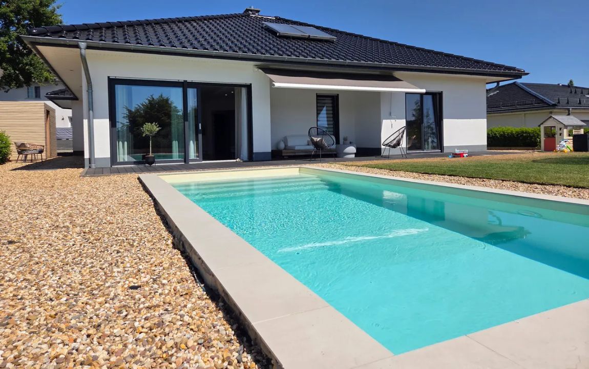 Modernes Wohnen auf einer Ebene mit Garage, Pool & unverbaubarer Aussicht – stilvoll, hochwertig, naturnah!