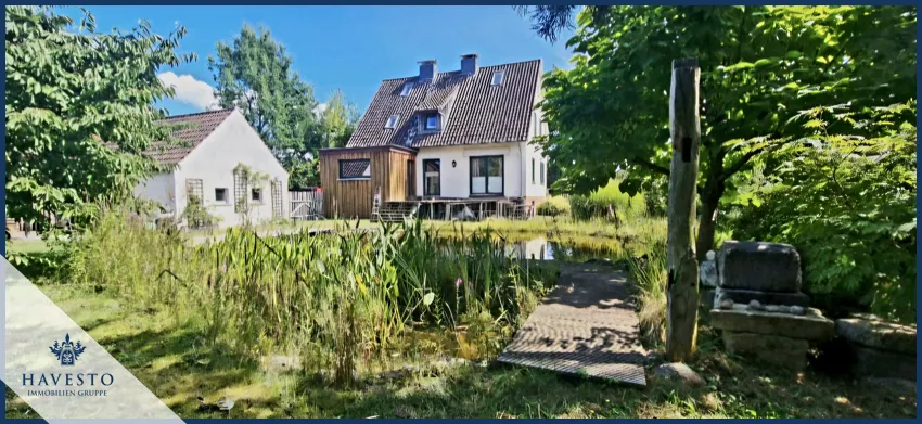 Idyllischer Blick vom eigenen Gartenbereich mit Schwimmteichauf das tolle Einfamilienhaus