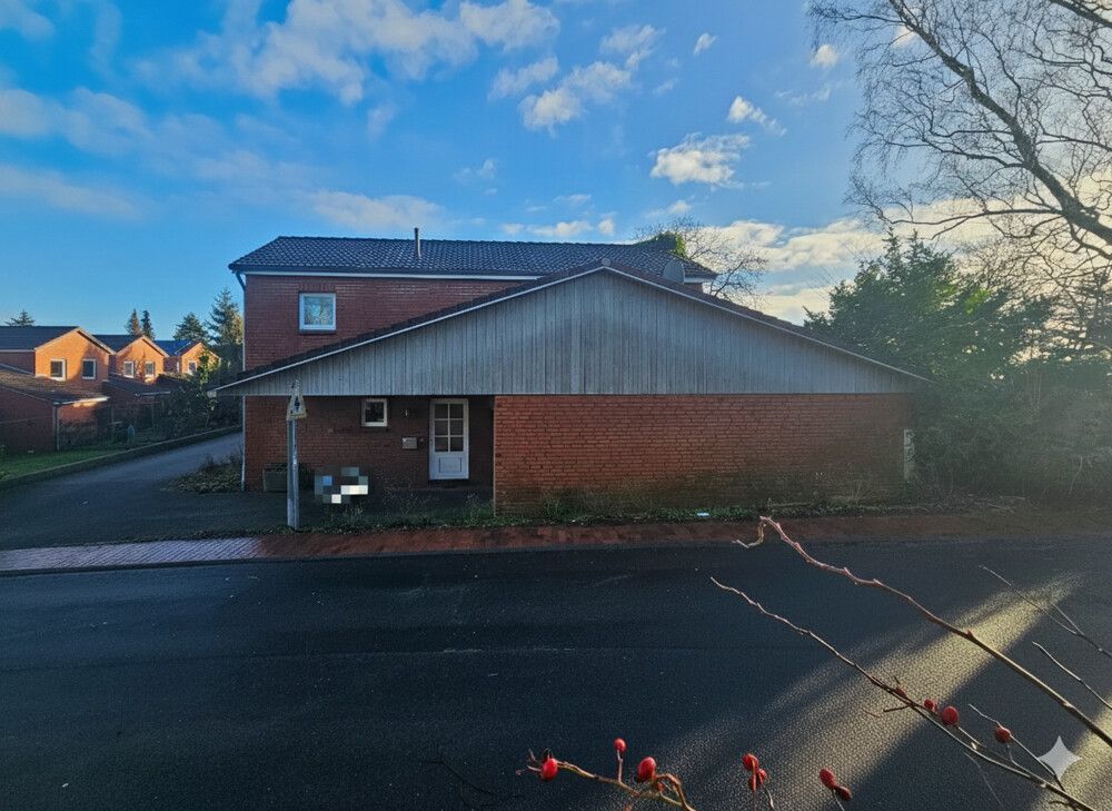 Ansicht von der Straße auf die Garage und dem überdachten Hauseingang