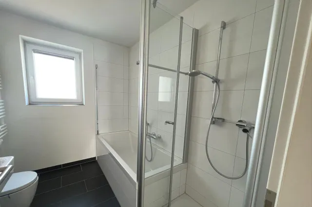 Bad: Dusche und Wanne