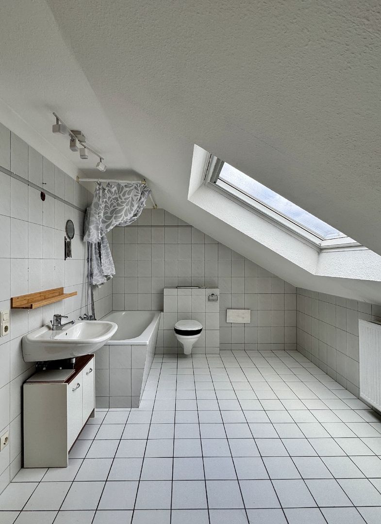 Haan Zentrum - Fußgängerzone! Großzügige Dachgeschosswohnung mit 2,5 Zimmern! - Photo 1