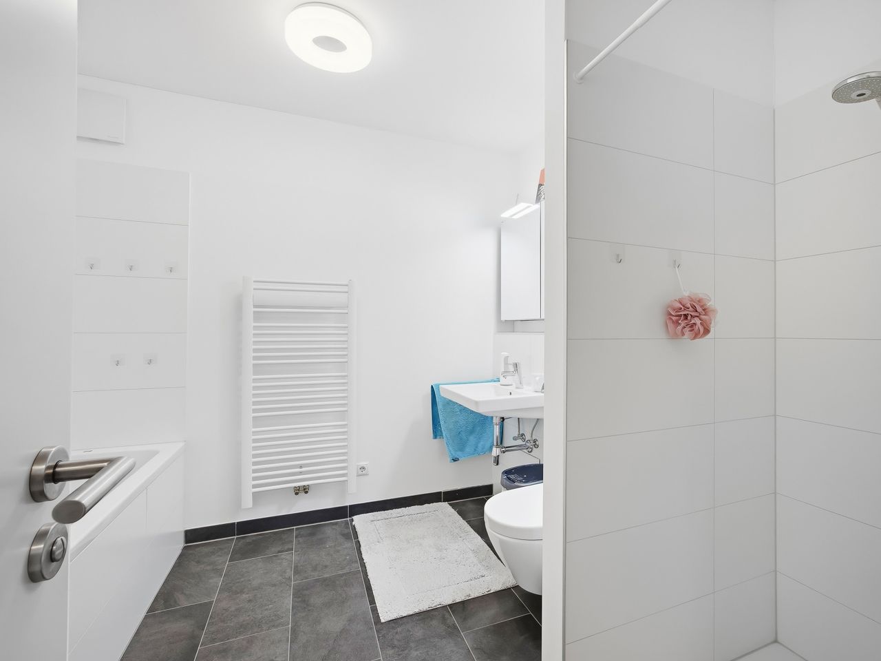 Zeitlose Bad mit Badewanne und Dusche