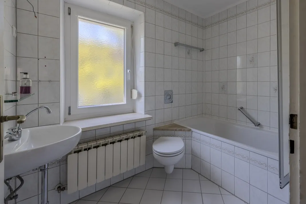 OG - Tageslichtbad mit Badewanne, Waschbecken sowie WC