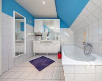 Das Badezimmer im Obergeschoss