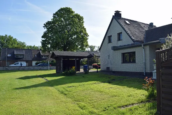 Wohnen an der Niers - Großzügiges Grundstück mit zusätzlichem Bebauungspotenzial in 47877 Willich