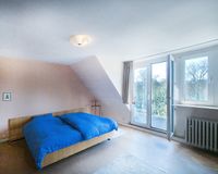 Schlafzimmer mit Balkon im DG