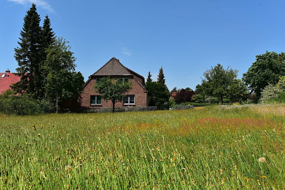 Baugrundstück und Haus