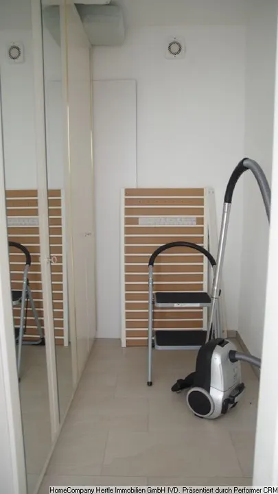 Ankleidezimmer mit Schrank