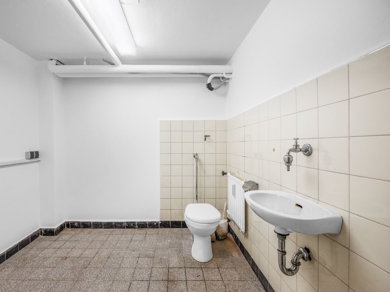 Kellerraum mit WC, Waschbecken