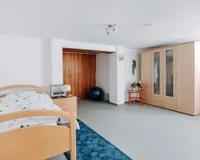 Wohnliches Zimmer im Keller