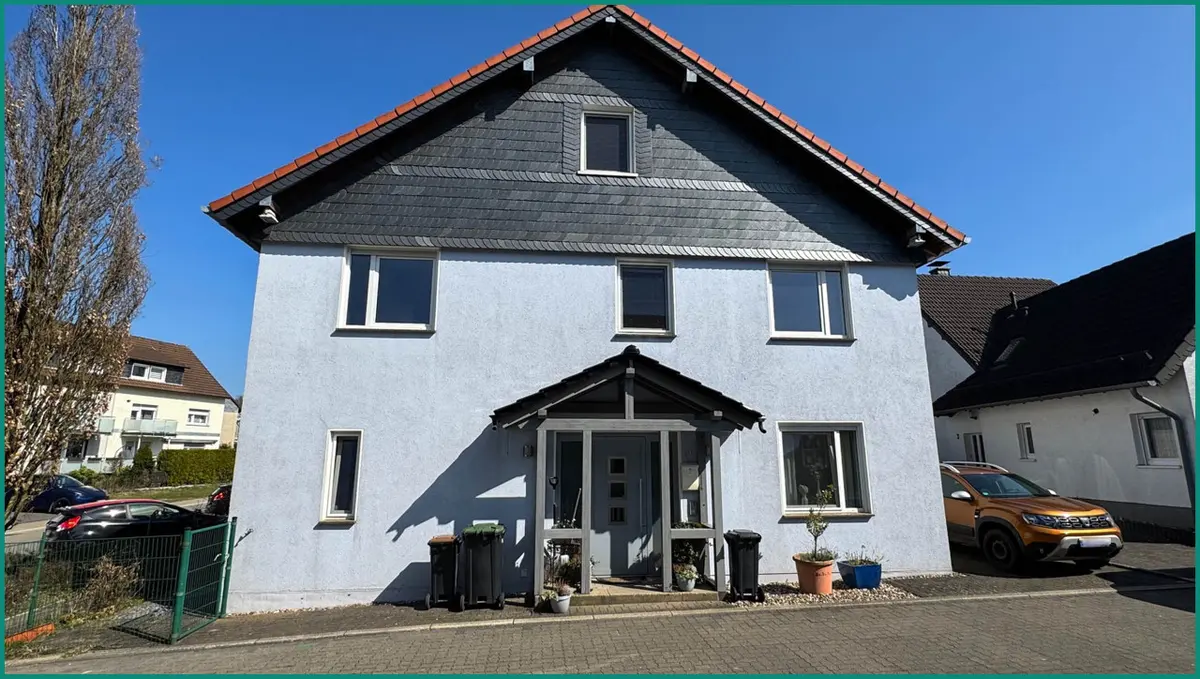 Hausansicht von der Straße mit