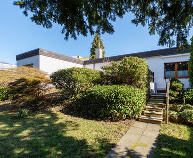 NEU: Teilmodernisierter Bungalow mit ca. 197 m² Wohnfläche + zwei Garagen