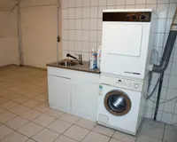 Waschküche mit Zugang in die Garage