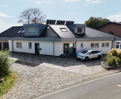 Wenn es von allem etwas mehr sein darf! Luxuriöses Zweifamilienhaus in ländlichem Umfeld von Jüchen
