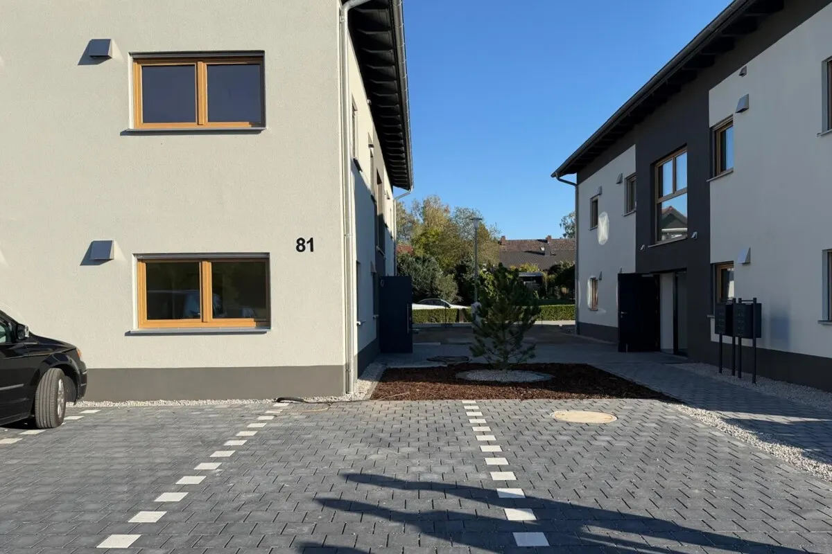 Erstbezug | Hochwertige 3-Zi.-Wohnung mit Tageslichtbad, Einbauküche und Balkon mit Blick ins Grüne!