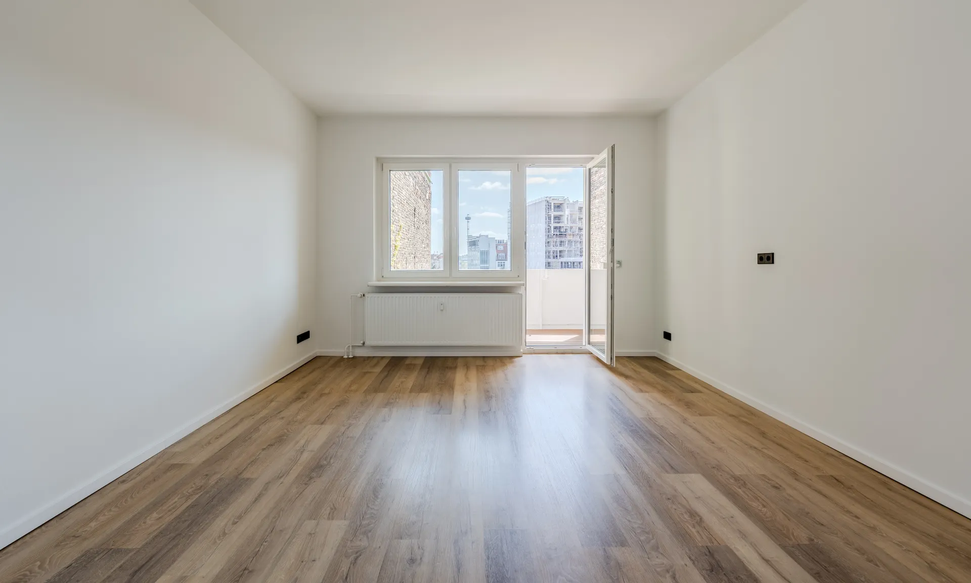 Sonnenbalkon trifft Kudamm-Blick – Hochwertig modernisierte 4 Zimmerwohnung !