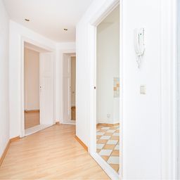 Heller Altbau mit 2 Zimmer und Südbalkon. +Provisionsfrei+
