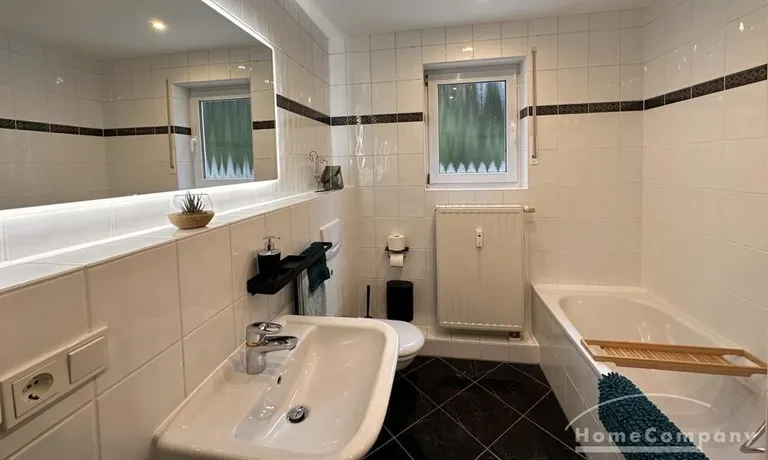 Tageslicht Duschbad mit Badewanne