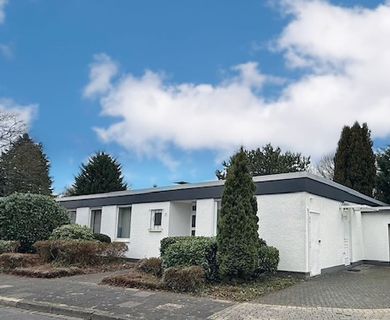 NEUES ANGEBOT – Zeitloser Klassiker: Freistehender Bungalow mit Garage direkt am Haus