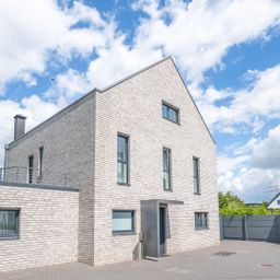 Wohnerlebnis für die ganze Familie: Modernes Raumwunder mit Solaranlage, Dachterrasse und viel Platz