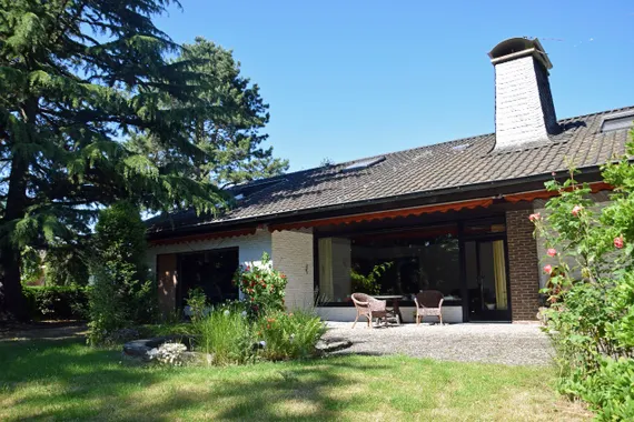 Wohnen mit Charakter: Freistehendes Architektenhaus mit großem Grundstück in Nettetal-Hinsbeck