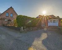 Mit Carport und Gartenhaus