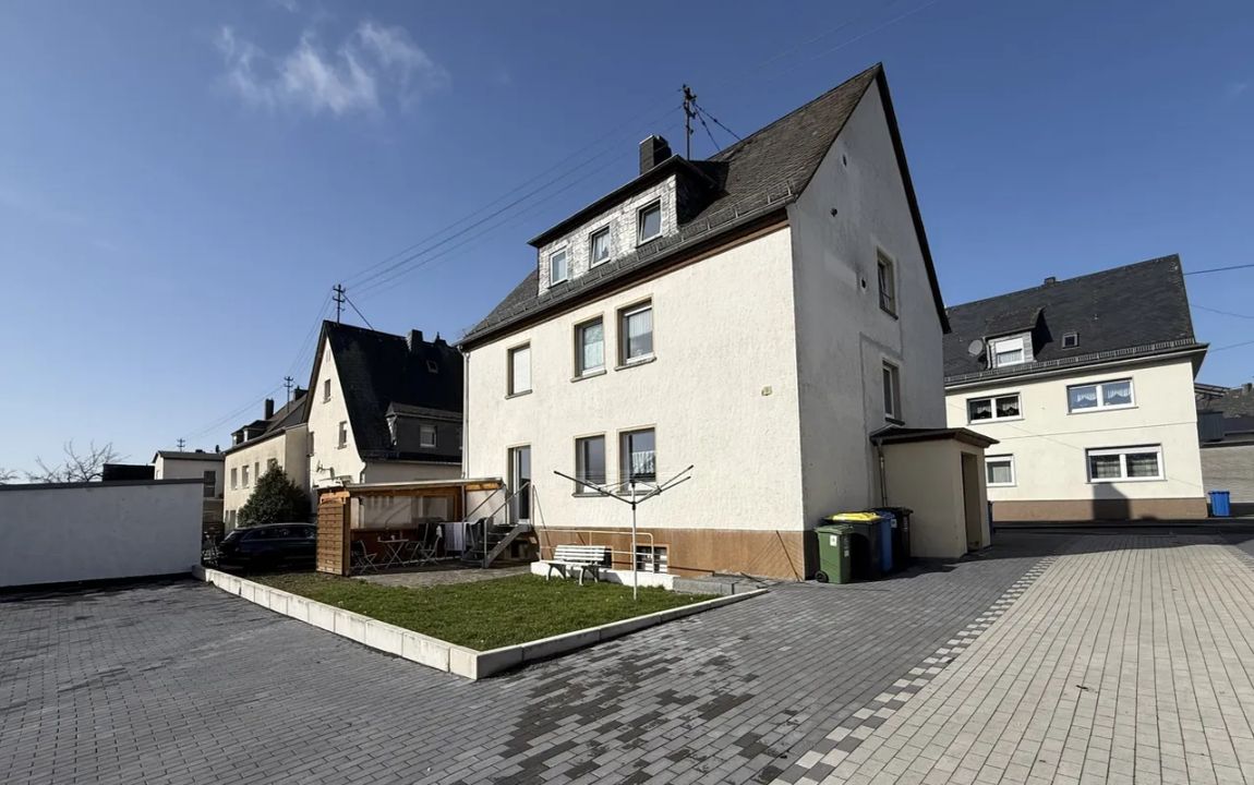 Vermietetes Mehrfamilienhaus mit Terrasse und Garagen in Emmelshausen