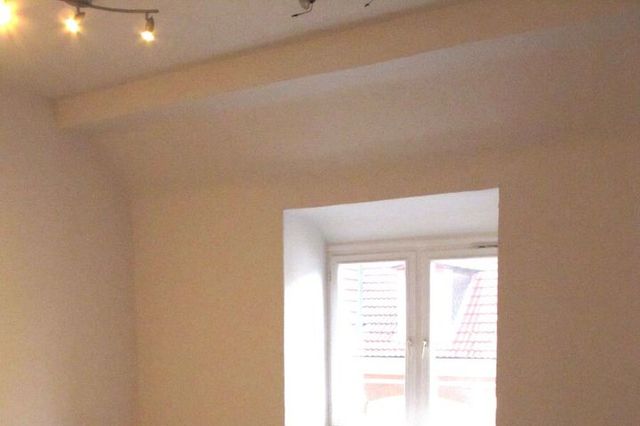 Eines der Zimmer mit hohen Decken