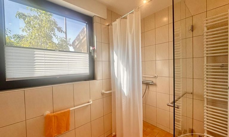 Tageslichtbad mit Dusche