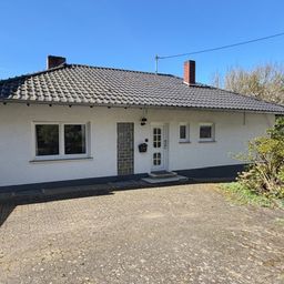 Bungalow in Hanglage mit unverbaubarem Blick und Renovierungspotenzial