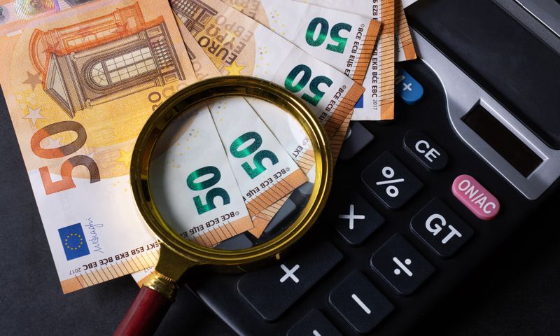 Lupe auf Geldscheine