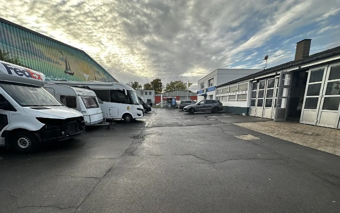 GEWERBEIMMOBILIE AUF GROSSEM GRUNDSTÜCK
MIT VIELFÄLTIGEN MÖGLICHKEITEN IN DORTMUND