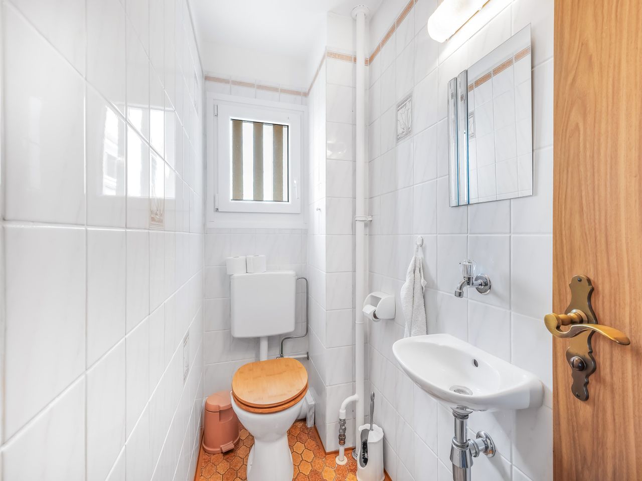 WC mit Fenster, inklusive Waschbecken