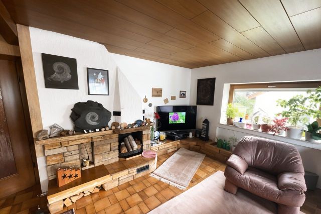 Hauptwohnung Wohnzimmer mit Kamin