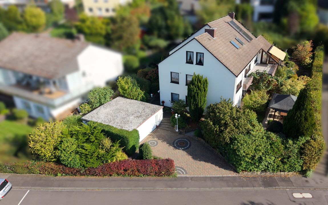 Platz zum Wohlfühlen: Gepflegtes Haus mit liebevoll angelegtem Garten, Einliegerwohnung und Aussicht