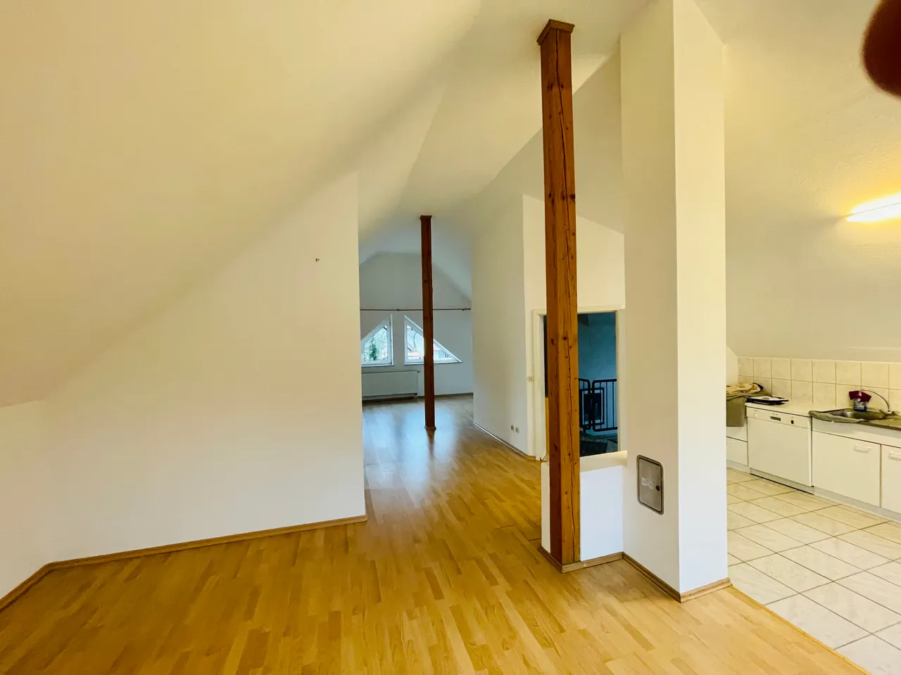 MA-Seckenheim – großes Dachstudio mit Einbauküche - Photo 1