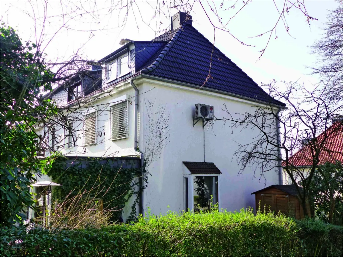 Seitlicher Blick auf das Reihenendhaus
