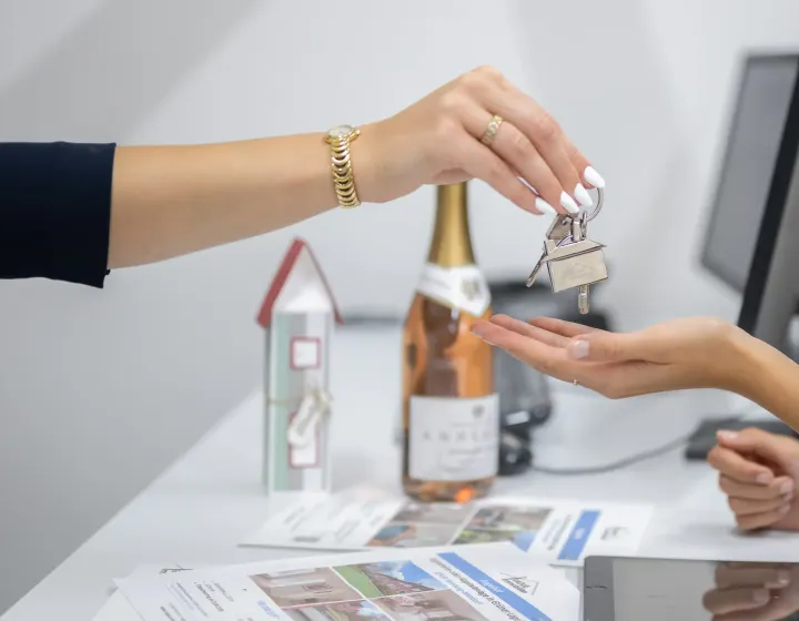 Kundengespräch mit der Kundin in der neuen Immobilie