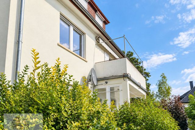Seitenansicht - Blick auf den Balkon des Wohnbereichs