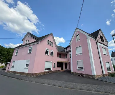 Charmantes Mehrfamilienhaus mit 6 Wohneinheiten auf großzügigem Grundstück in Hausen (Wied)