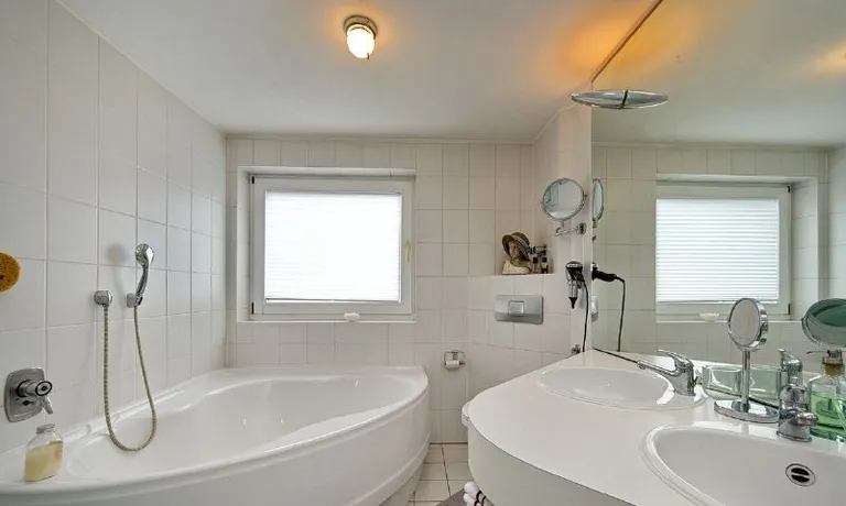 Bad mit Wanne und Dusche