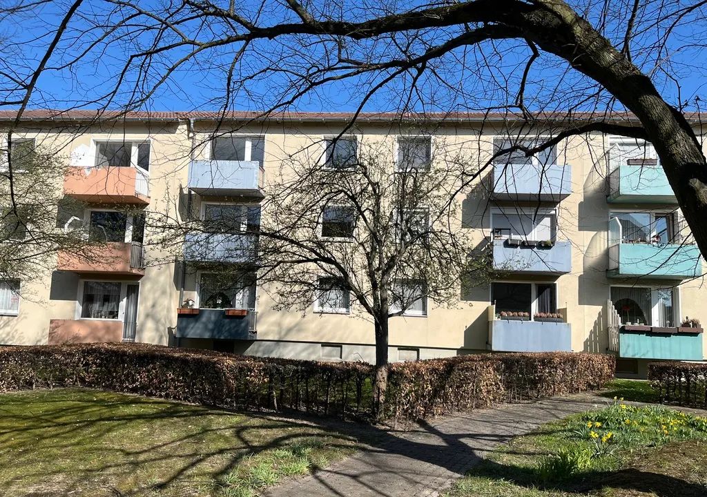 Erstbezug in sanierte 2-Zimmer-Wohnung mit Balkon – Einbauküche optional