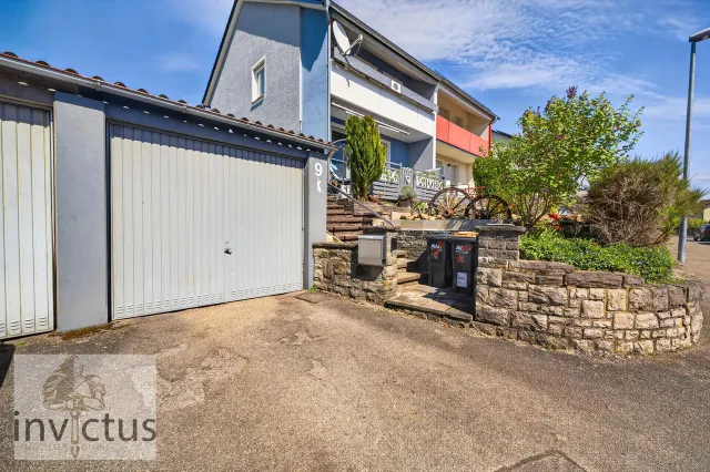 Außenansicht mit Garage