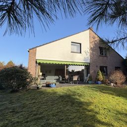 IN VORBEREITUNG! Gemütliches Doppelhaus mit Garage in Sackgassenwohnlage von Flüren