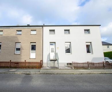 Zwei- bis Dreifamilienhaus mit Keller und Garten und Photovolthaik