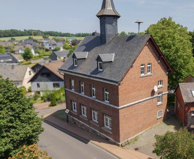 Ehemalige Schule mit vermietetem Nebengebäude – Wohnen & Vermieten kombinierbar! Nähe Hachenburg!
