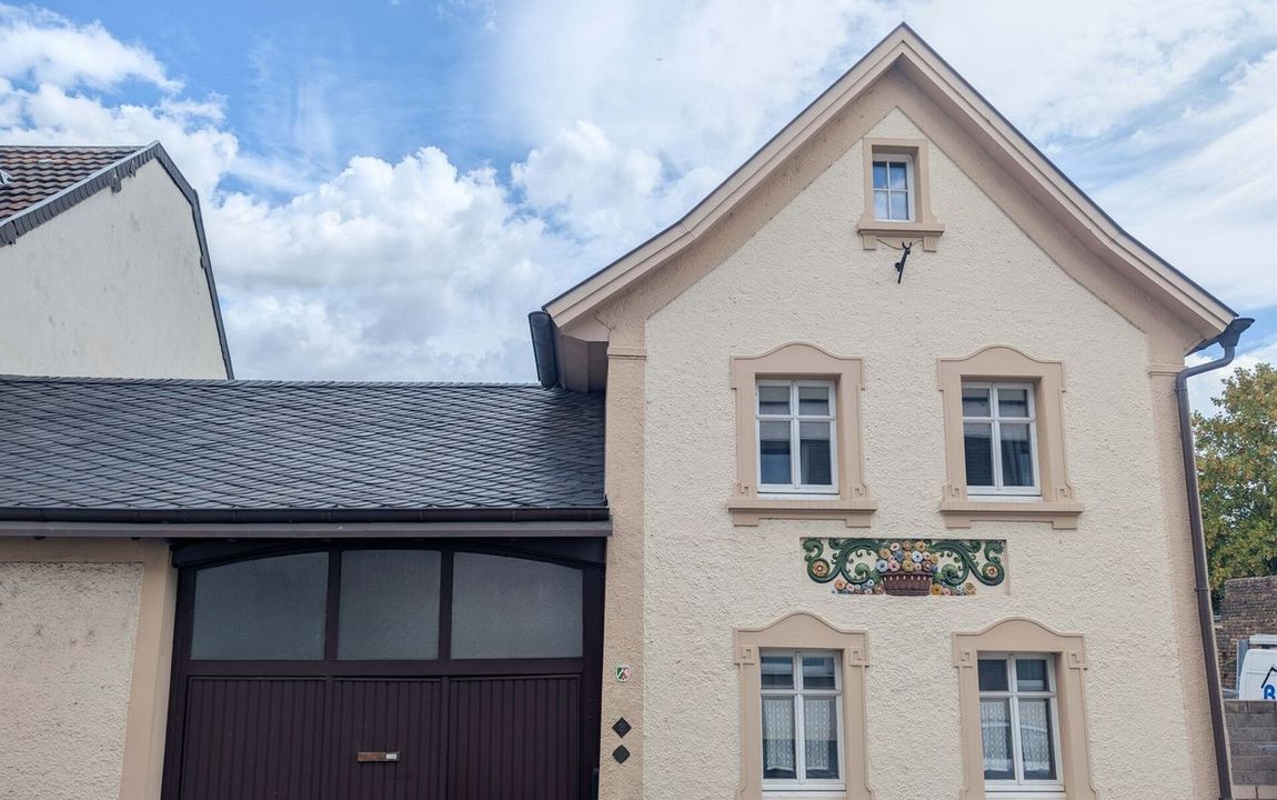 Denkmalgeschütztes Haus mit vier vermieteten Apartments und schönem Innenhof in Bonn-Graurheindorf